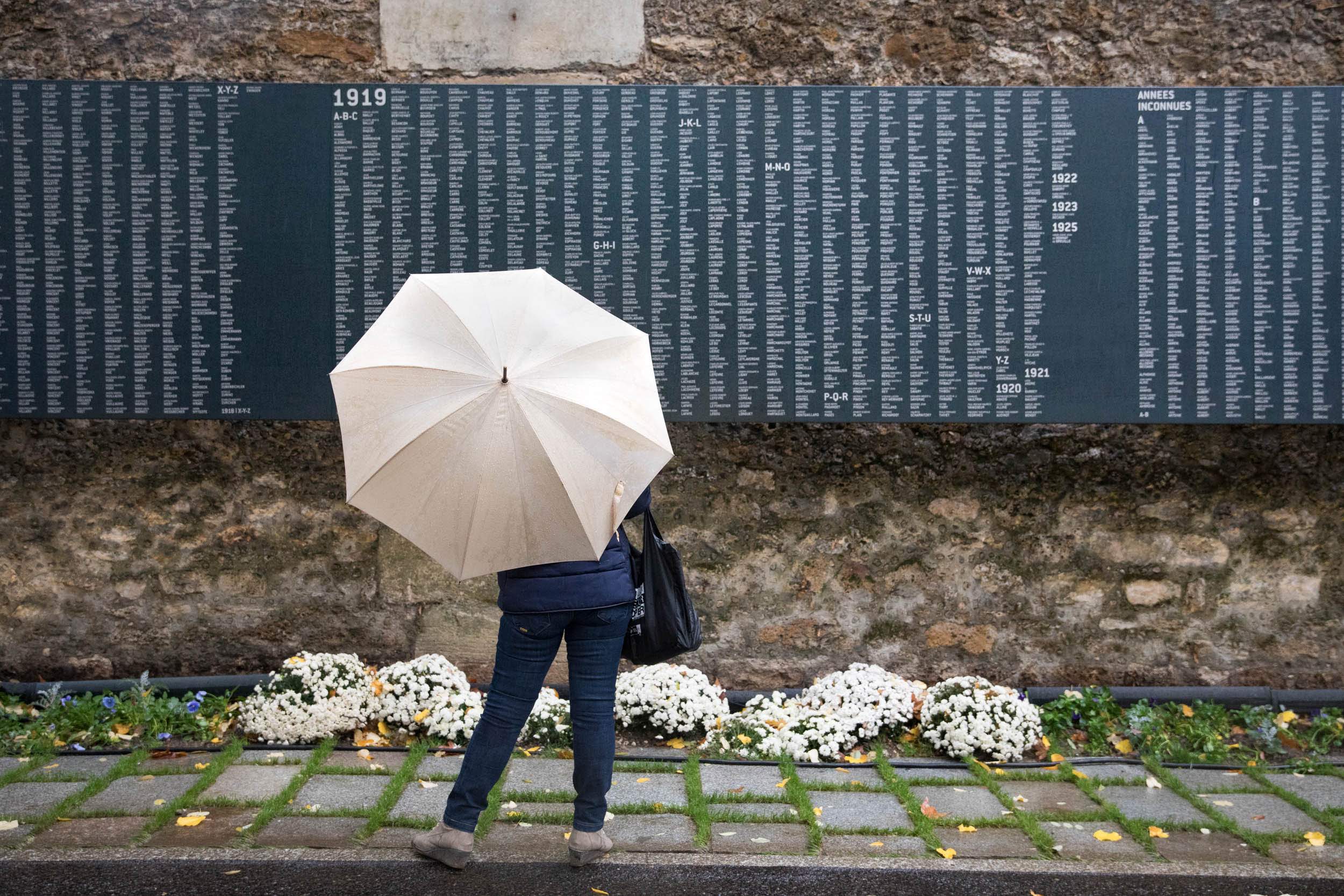 Mémorial Père Lachaise, gravure de plus de 90 000 noms